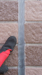 外壁を点検する作業員｜目地の劣化