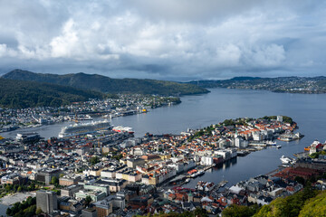Obraz premium Bergen in Norwegen: Fløibahn, Fischmarkt und der Fløyen