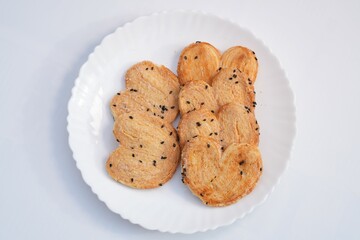 One of the foods that Thai people eat is butterfly bread topped with black sesame seeds.