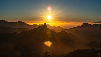 Paisajes de las islas canarias en la cumbre con atardecer y luces preciosas en un paraje natural de...