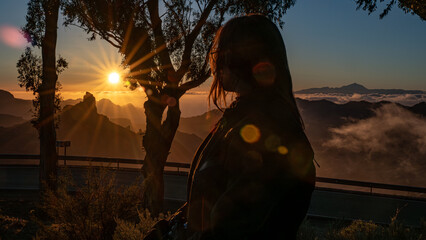 Paisajes de las islas canarias en la cumbre con atardecer y luces preciosas en un paraje natural de gran canaria con bruma