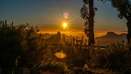 Paisajes de las islas canarias en la cumbre con atardecer y luces preciosas en un paraje natural de gran canaria con bruma