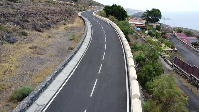 Videos de dron aereo con moteros y carreteras de nuestras islas de las islas canarias en movimiento con moto y casco por nuestras bonitas carreteras
