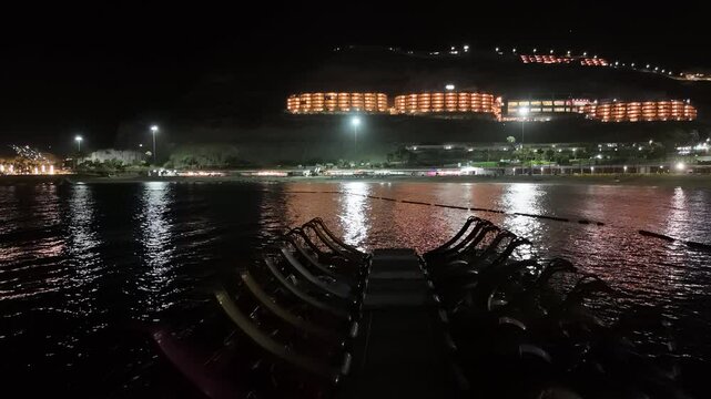Video aereo de dron nocturno en playa de gran canaria con hermosas luces de noche con alta calidad.