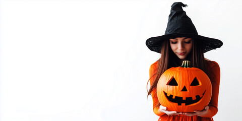 Fototapeta premium Ragazza con in mano una zucca di Halloween. Spazio per testo o messaggio.