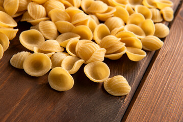 Sfondo di orecchiette, tradizionale formato di pasta italiana della cucina pugliese, dieta mediterranea, gastronomia europea 