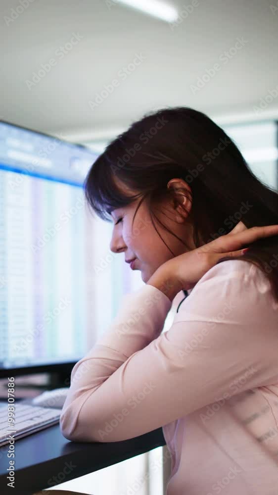 Aufkleber data analyst woman using spreadsheet