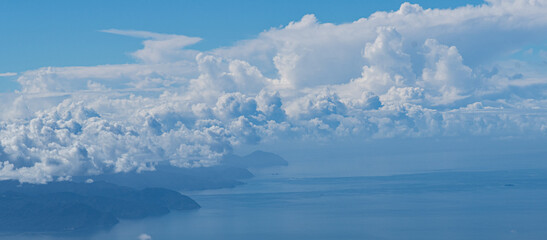 山の上から眺める湧きあがる雲の風景