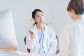 患者を診察する医者