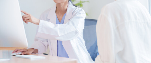 患者を診察する医者