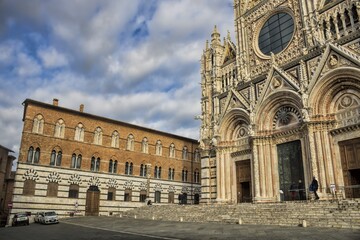 Obraz premium siena, italien - dom westfassade mit den drei portalen und palazzo del vescovo