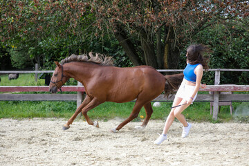Mädchen mit Pferd in der Natur