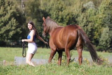 Mädchen mit Pferd in der Natur