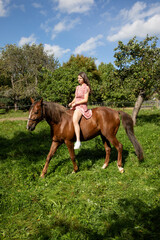Mädchen mit Pferd in der Natur