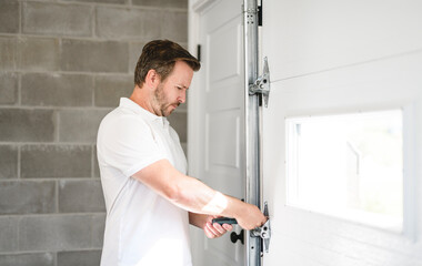 A men inspector or Fixing a garage door