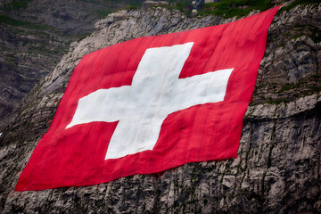 Schweizer Fahne aufgespannt auf einem Felsen zum Nationalfeiertag in der Schweiz