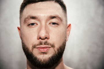 Obraz premium An attractive man and his health problems. Depression and despair.