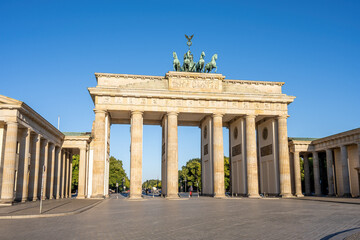Obraz premium The famous Brandenburg Gate in Berlin on a sunny morning with no people