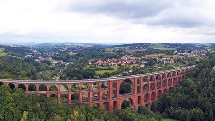 Luftbild der Göltzschtalbrücke, ein beeindruckendes Viadukt aus Ziegelsteinen, das sich...