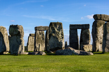 Monumento di Stonehenge durante un pomeriggio soleggiato in Inghilterra
