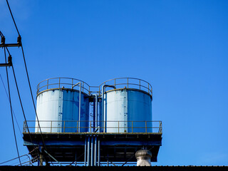 Obraz premium RO water system. storage tank from RO system at water production and distribution station in industrial plant. water filtration system, located on top with sky background.