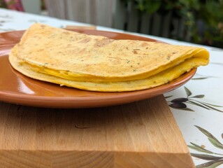 Pfannkuchen mit K&auml;sef&uuml;llung auf einem Teller