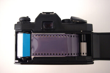 Cámara de fotos antigua reflex cargando una película de 35mm. Fotografía analógica
