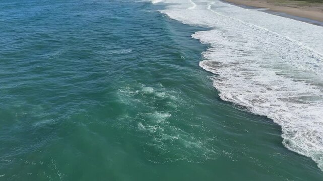 海岸に打ち寄せる波　海　三陸海岸　青森県　空撮