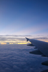 飛行機の窓から空と雲