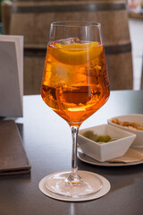Copa de Spritz en una terraza en Bolzano, Tirol del Sur, Italia