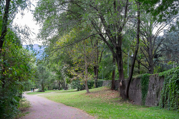 Parque a orillas del río Isarco en Bolzano, Tirol del Sur, Italia