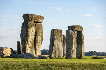 Monumento di Stonehenge durante un pomeriggio soleggiato in Inghilterra