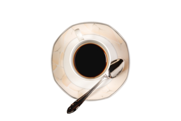 tazza di porcellana, piena di caffè, su un piattino, con un cucchiaio di metallo, visto da vicino e da sopra, su sfondo trasparente