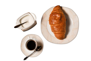 vista in primo piano, da sopra, di una tazza piena di caffè scuro, un piatto con una brioche e una piccola scodella piena di zucchero su sfondo trasparente