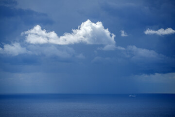 Naklejka premium Beautiful seascape sea horizon and blue sky, natural photo background