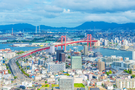 北九州市のシンボル若戸大橋と美しい都市風景