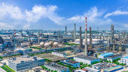 Obraz premium Oil refinery and chemical plant in large industrial area