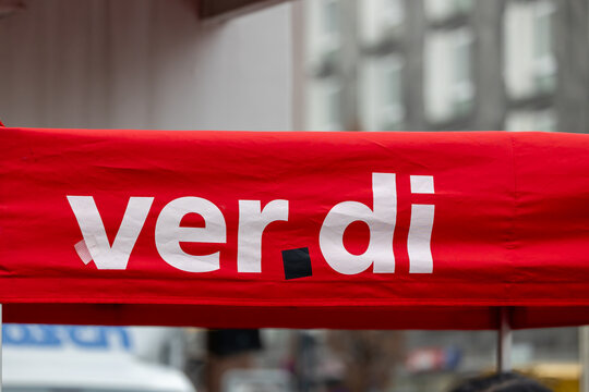 Das Foto zeigt das bedruckte Dach eines Pavillons der Gewerkschaft ver.di w&auml;hrend einer Streikma&szlig;nahme im Handel. Die Gewerkschaft ver.di ist aktiv in der Organisation von Arbeitsk&auml;mpfen zur Verbesser