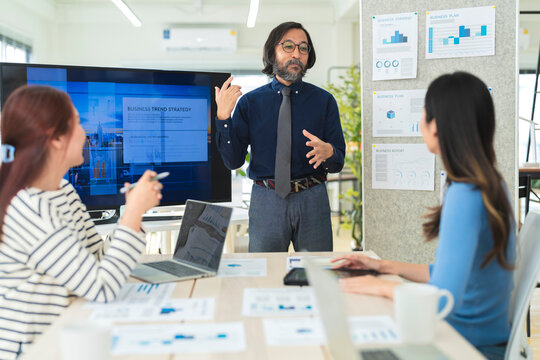business brainstrom meeting discuss on concept net zero waste in business product produce process for decrease wasting time and material business determind aiming for green environtment esg ideas