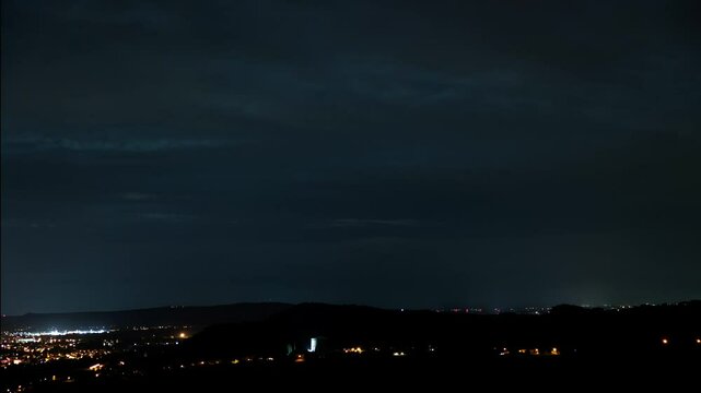 breve video timelapse che mostra lo spostamento di un temporale notturno con una sequenza di intensi fulmini sopra un'area territoriale collinare nell'Italia nord orientale