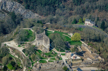 vue aérienne du château de Domfront en France