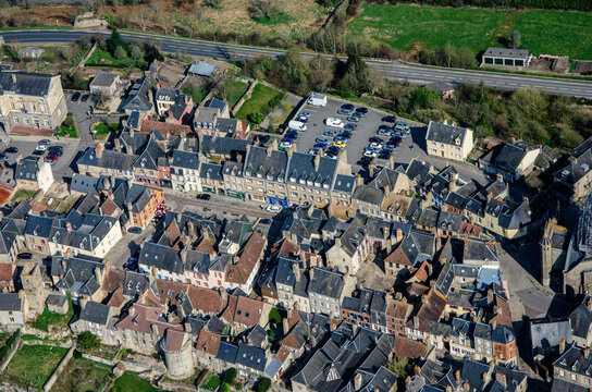 vue a&eacute;rienne du ch&acirc;teau de Domfront en France