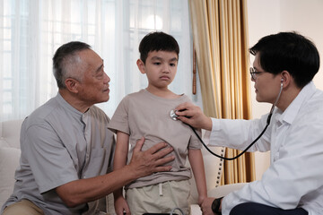Obraz premium The doctor examines the boy come with pareant and Grand father.