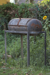 Fototapeta premium Old BBQ and a Sunflower