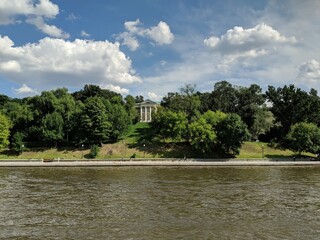 Obraz premium the river in the park