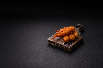 Hot crispy shrimp breaded with salt and spices with white sauce