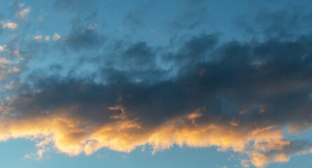 Obraz premium Sky background. Bright evening sunset sky with dramatic clouds.