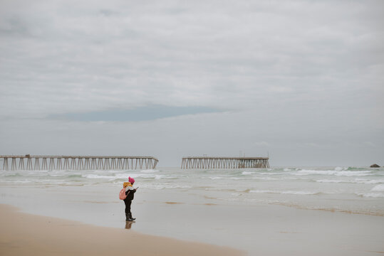 Mujer en la playa en invierno 