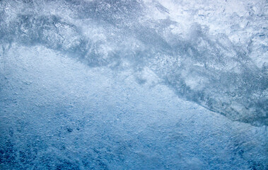 Struktur von sprudelndem Wasser hinter einer Glasscheibe
