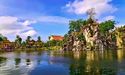 Fototapeta premium Clouds and water of Ong Thoai lake